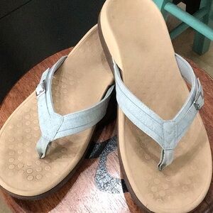 Vionic sandals size 10